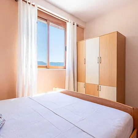 Radhima 16 - Two Bedroom Apt, Sea View Vlora